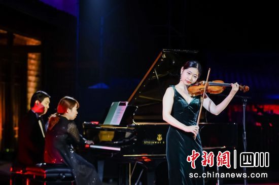 蒋译萱、王湘琦、张溰琁在舞台上共同演奏。丹棱融媒体中心供图